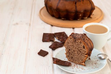 parça çikolatalı kırıntı Tepesi ve bir fincan o ile çikolatalı kek