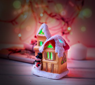 Muhteşem yeni yıl evin arka planda köknar dalı