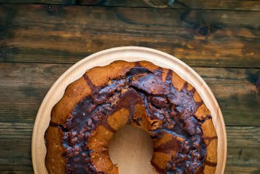 çikolata sosu ile çikolatalı kek