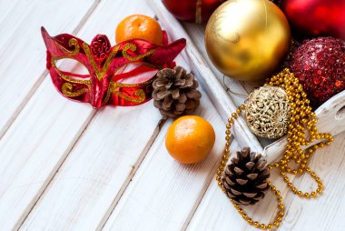 Noel süsleri, maske, diken üstünde ahşap masa