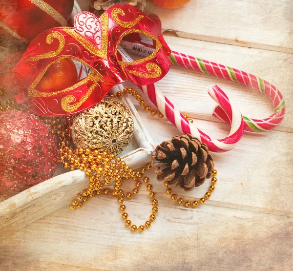 Weihnachtsdekoration, Zuckerstangen, Maske, Unebenheiten auf dem Holz-T — Stockfoto