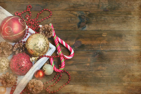 Weihnachtsdekoration, Zuckerstangen, Maske, Unebenheiten auf dem Holz-T — Stockfoto