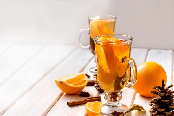 Doftande te med apelsin och kanel — Stockfoto