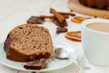 parça çikolatalı kırıntı tepesi ile çikolatalı kek 