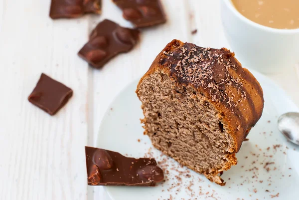 Pedazo de pastel de chocolate con topping de miga de chocolate — Foto de Stock