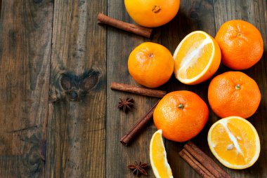 mandalina, portakal ve tarçın sopa üzerinde ahşap bir masa