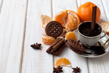 çikolata tatlı su bardağı ve çikolatalı kurabiye