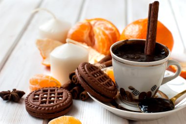 çikolata tatlı su bardağı ve çikolatalı kurabiye