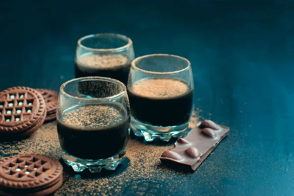초콜릿 디저트 컵와 초콜릿 쿠키 코 코와 뿌 렸 다 — 스톡 사진