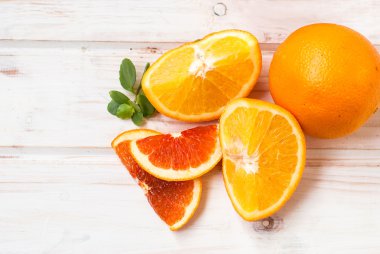 Grup portakal beyaz tahta üzerinde