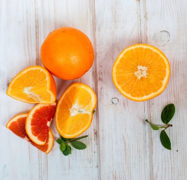 Grup portakal beyaz tahta üzerinde