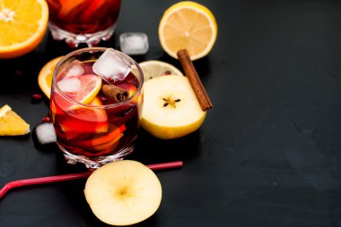 Meyve sangria yenileniyor. Yaz içeceği