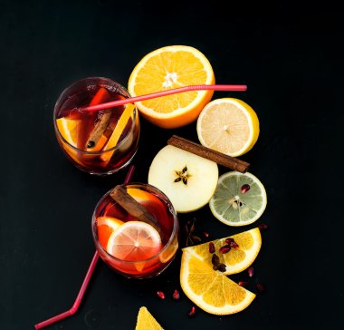 Meyve sangria yenileniyor. Yaz içeceği