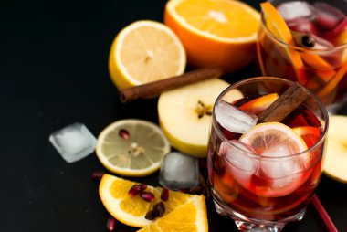 Meyve sangria yenileniyor. Yaz içeceği
