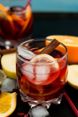 Meyve sangria yenileniyor. Yaz içeceği