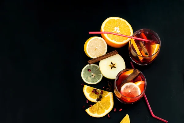 Uppfriskande frukt sangria. sommardrink — Stockfoto