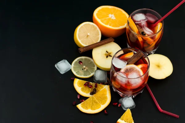 Uppfriskande frukt sangria. sommardrink — Stockfoto