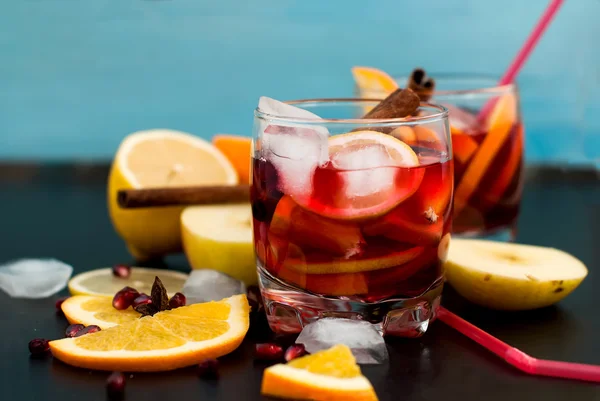 Verfrissende fruit sangria. zomer drankje — Stockfoto
