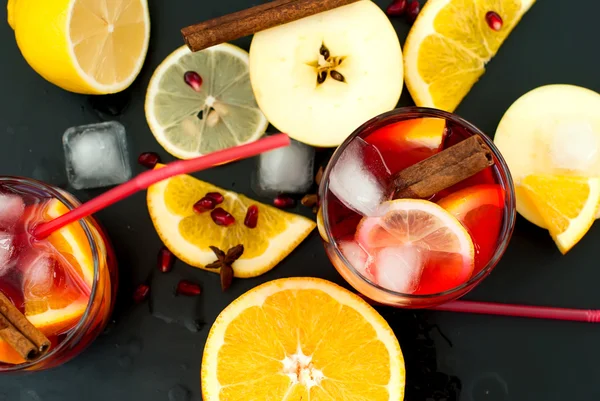 Uppfriskande frukt sangria. sommardrink — Stockfoto