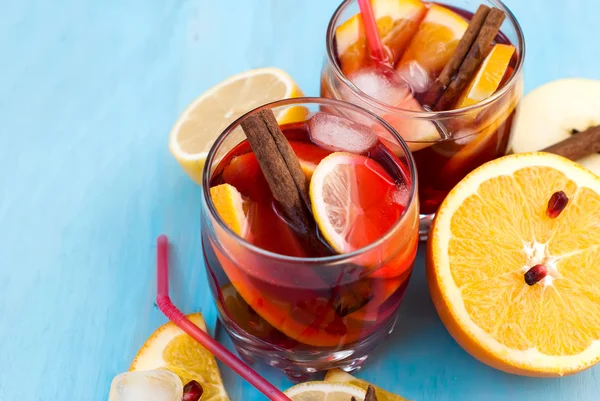 Sangria de frutas refrescante. bebida de verano —  Fotos de Stock