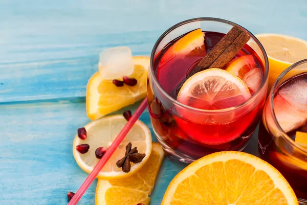 Uppfriskande frukt sangria. sommardrink — Stockfoto