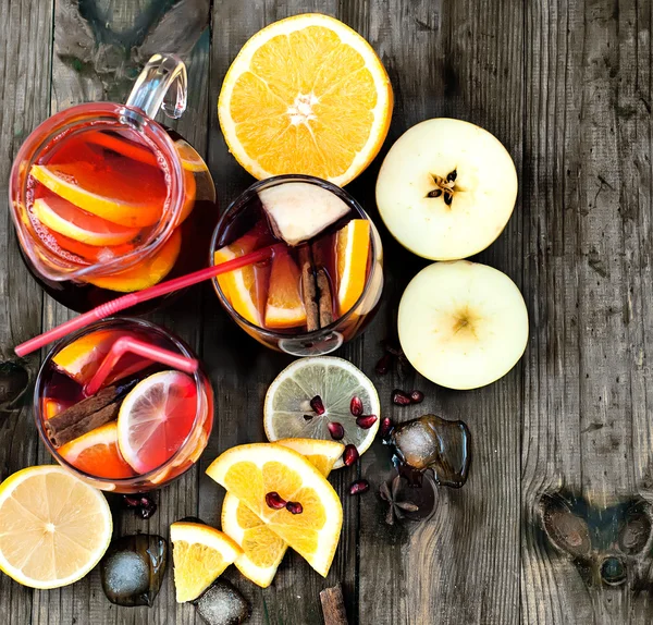 Uppfriskande frukt sangria. sommardrink — Stockfoto