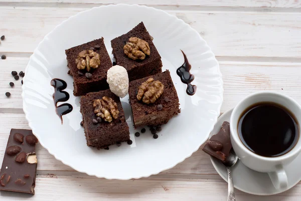 Brownie pastel casero con taza de café — Foto de Stock