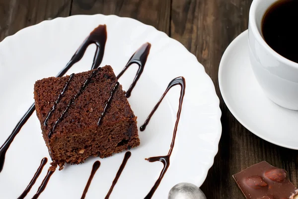 Bolo caseiro brownie com xícara de café — Fotografia de Stock