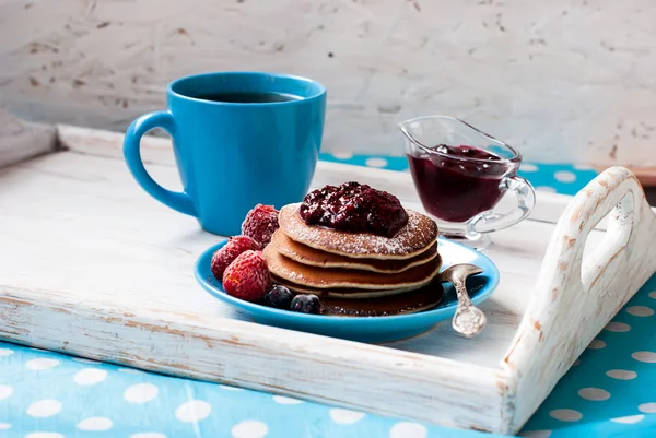 Taza de café y panqueque con salsa de bayas — Foto de Stock