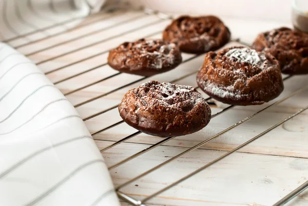 Piccole torte al cioccolato sotto forma di rose cosparse di polvere — Foto Stock