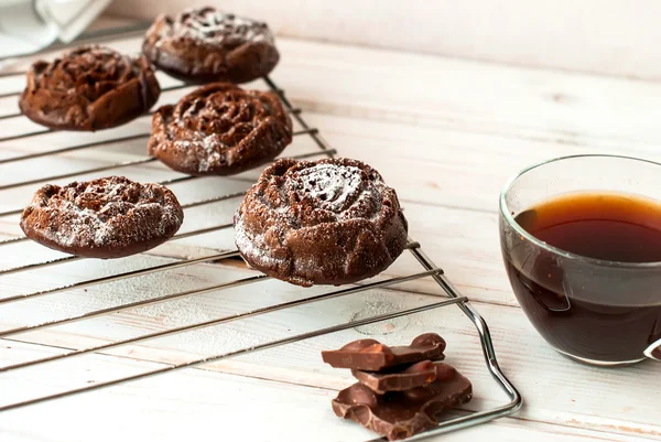 Muffins de chocolate de rosas y una taza de café negro — Foto de Stock