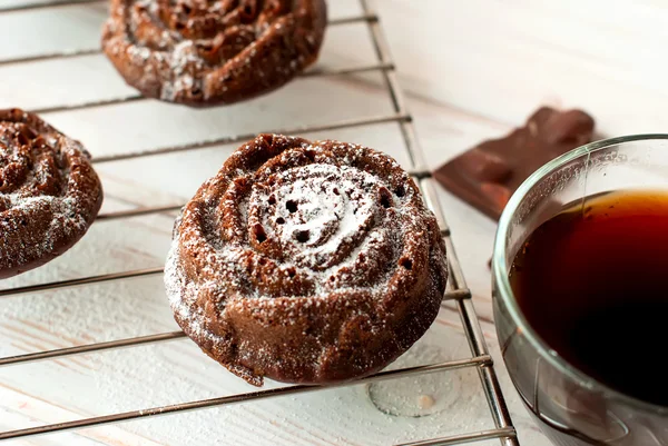 Muffins de chocolate de rosas y una taza de café negro — Foto de Stock