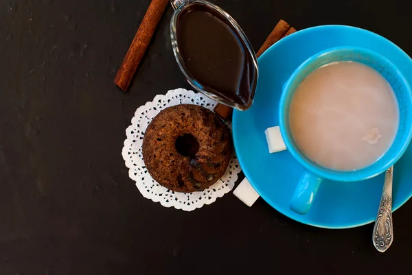 Pastelitos de chocolate espolvoreado con cacao y una taza de café con — Foto de Stock
