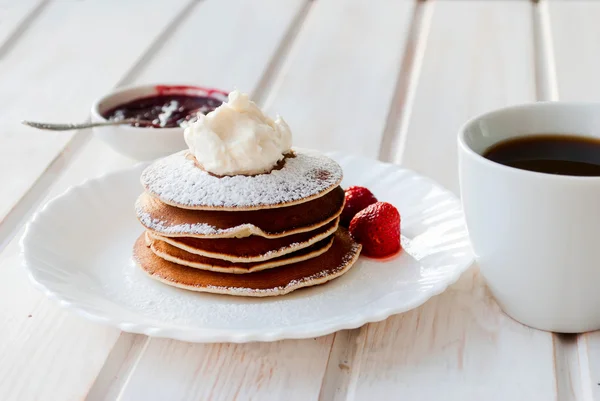 Taza de café y panqueque con salsa de bayas — Foto de Stock