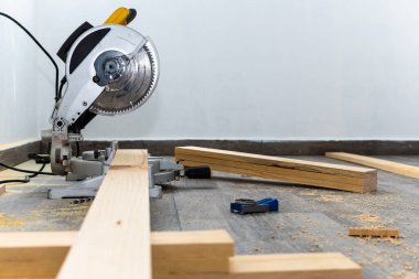 Sarı testere odun kesiyor.