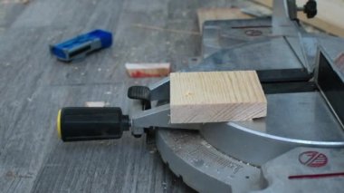 Tahtada delik açan matkap.