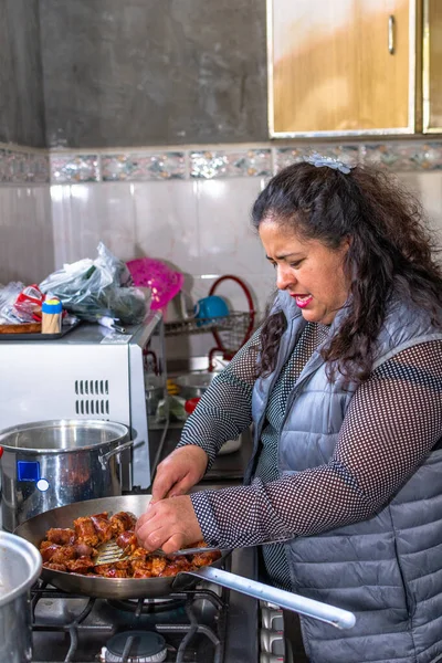 Woman Cooking Meat Her Kitchen — Stock Photo, Image