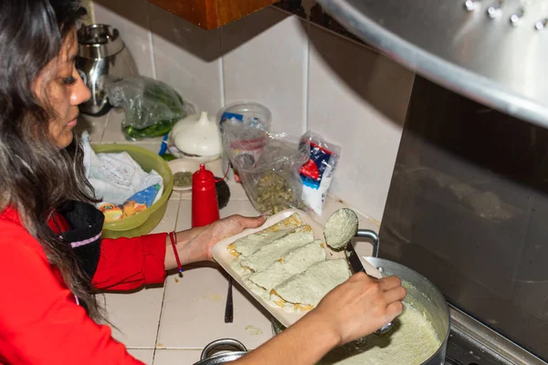 Mladá Žena Červené Košili Připravuje Nějaké Enchilady Rukama Svém Kuchyňském — Stock fotografie