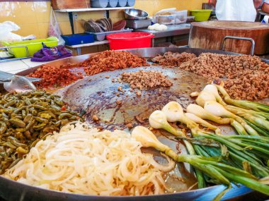 Tipik Meksika Taqueria 'da farklı et çeşitleriyle büyük tava