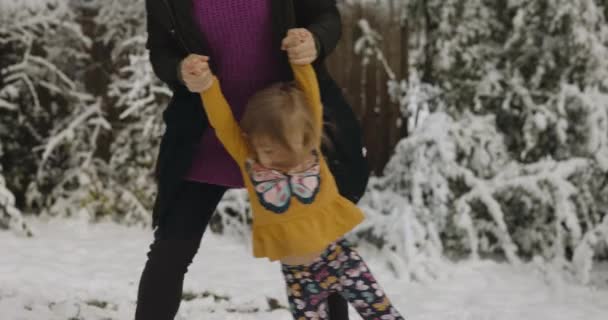 Młoda kobieta bawi się ze swoją córeczką w snowparku w Santa cap 4k Filmiki Stockowe bez tantiem