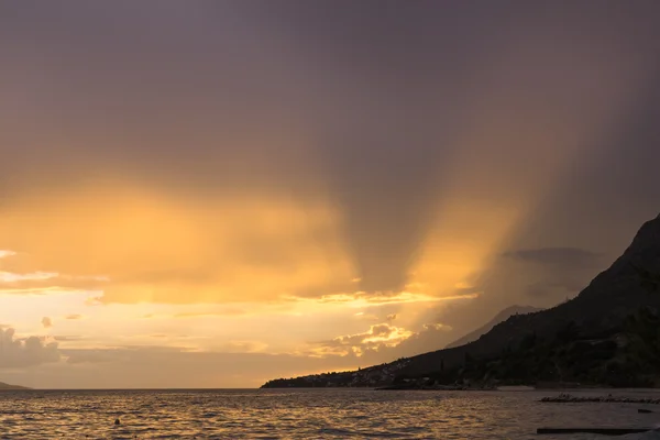 Pôr do sol bonito sobre o mar Adriático — Fotografia de Stock