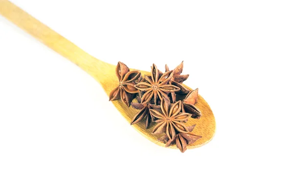 Le stelle di anice speziano su cucchiaio di legno. Sfondo bianco. Isolato . — Foto Stock