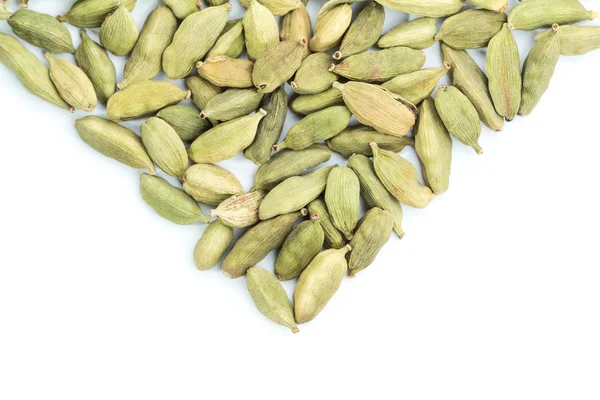 Cardamomo aromático sobre fondo blanco aislado — Foto de Stock