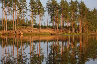 Göl yansıma günbatımında sakin