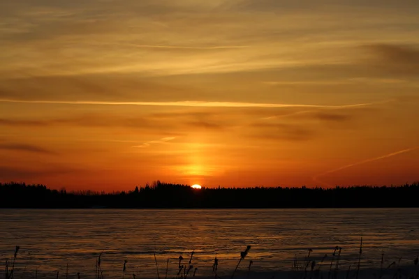 Schöner Sonnenuntergang am See — Stockfoto