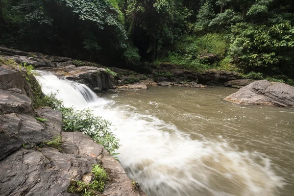 Водоспад у повільній швидкості затвора . — стокове фото