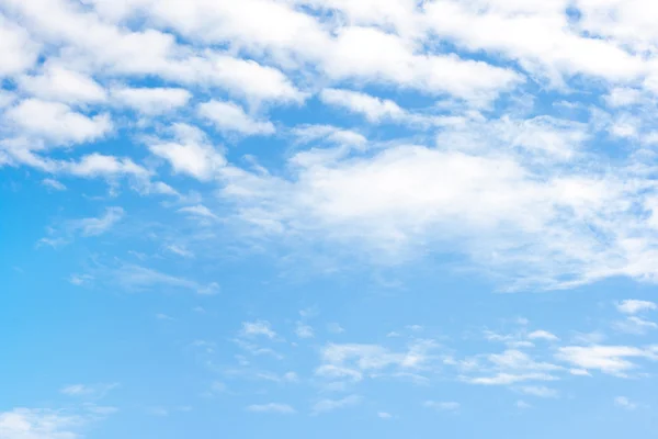 Красивое белое облако на голубом небе — стоковое фото