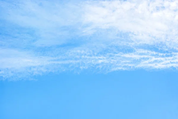 Schöne weiße Wolke am blauen Himmel — Stockfoto