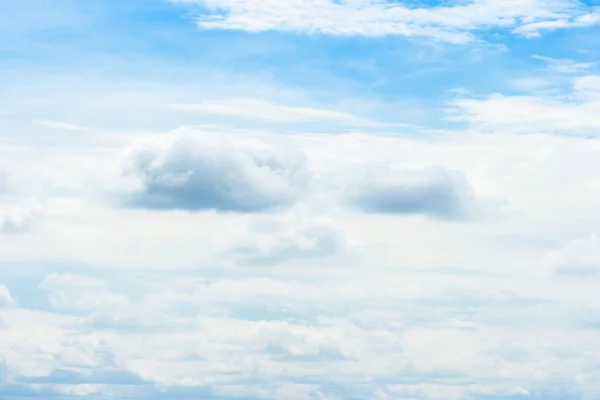 Awan putih yang indah di langit biru — Stok Foto