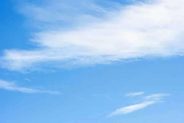 Awan putih yang indah di langit biru — Stok Foto